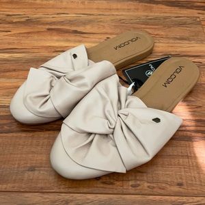 Volcom Vamanos  Sandals with slight heel.